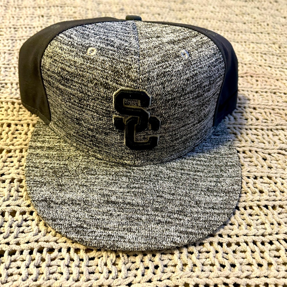 NEVER WORN USC SNAPBACK HAT